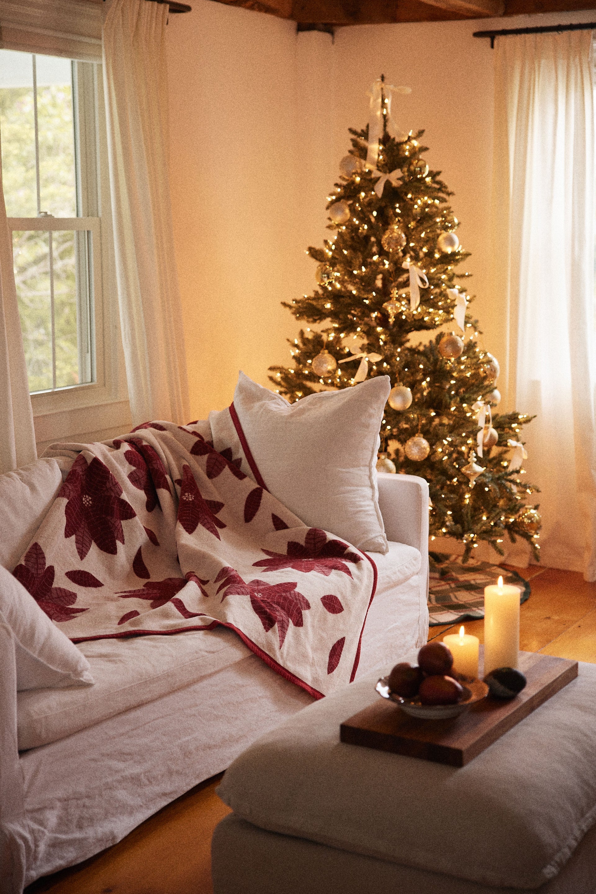 Poinsettia Jacquard Throw Blanket