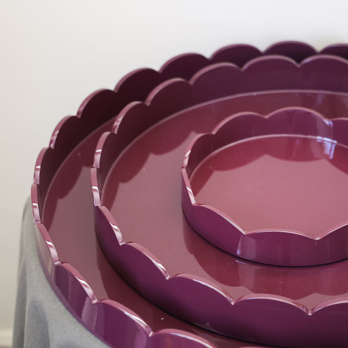 Addison Ross Round Medium Lacquered Scallop Trays